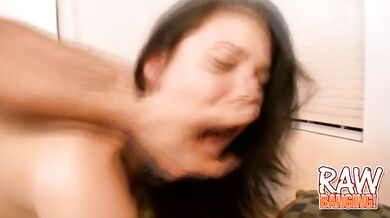 Ricki ukázala svoj tlstý zadok a potom dostala poriadnu nakladačku do úst