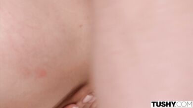 Táto análom posadnutá kočka Eve Sweet si vzala péro do zadku aj do úst