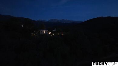 Táto análom posadnutá kočka Eve Sweet si vzala péro do zadku aj do úst