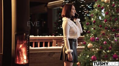 Táto análom posadnutá kočka Eve Sweet si vzala péro do zadku aj do úst