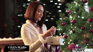 Táto análom posadnutá kočka Eve Sweet si vzala péro do zadku aj do úst