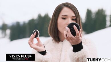 Táto análom posadnutá kočka Eve Sweet si vzala péro do zadku aj do úst