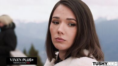 Táto análom posadnutá kočka Eve Sweet si vzala péro do zadku aj do úst