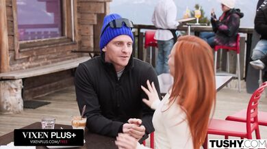 Táto análom posadnutá kočka Eve Sweet si vzala péro do zadku aj do úst