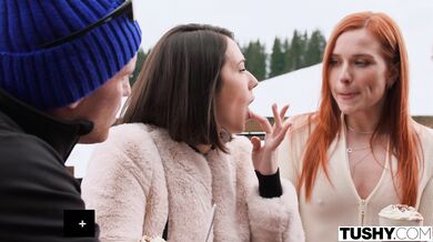 Táto análom posadnutá kočka Eve Sweet si vzala péro do zadku aj do úst