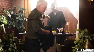 Táto luxusná ryšavka Zoe podvádza manžela s poriadnym čiernym žrebcom