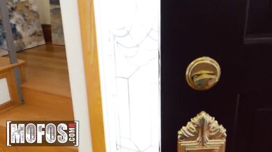 Prsatá blondína a brunetka berú Scottov kár hlboko do hrdla