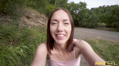 Nadržaný taxikár nenechal túto osamelú babu len tak odísť bez šukačky