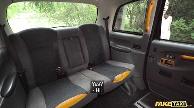 Nadržaný taxikár nenechal túto osamelú babu len tak odísť bez šukačky