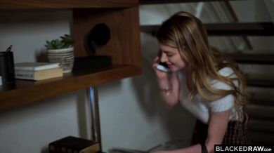 Blonďavá Bunny a jej mokrá piča v drsnom náreze od poriadneho černocha