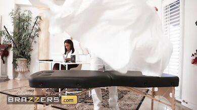 August Skye sa vyzliekla v masážnom salóne a nechala si poriadne pretiahnuť kundu