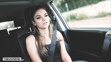 Athena Faris a jej luxusná prdelka v nadržanej jazde zakončenej creampie