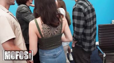 Bree Brooks vytiahla kozy počas rozhovoru a Johnny Love jej nadoraz pretiahol kundu