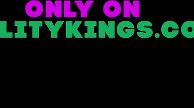 Maisey Monroe roztiahla nohy na profesorskom stole a nechala si nenasýtne pretiahnuť kundu od Victora