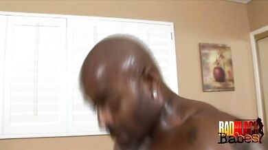 Nadržaná Belle Envy si užíva hlboké fajčenie a drsné mrdanie