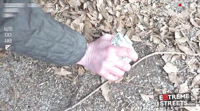 Táto šialená amatérka sa mrdá mobilom a natáča si vnútro kundy