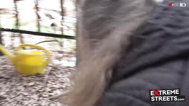 Táto šialená amatérka sa mrdá mobilom a natáča si vnútro kundy