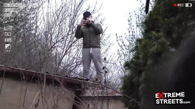 Táto šialená amatérka sa mrdá mobilom a natáča si vnútro kundy