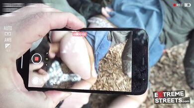 Táto šialená amatérka sa mrdá mobilom a natáča si vnútro kundy