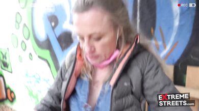 Táto šialená amatérka sa mrdá mobilom a natáča si vnútro kundy