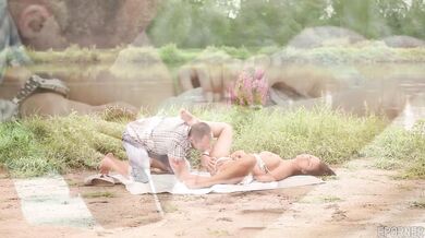 Viktoria Sweet vytiahla svoje cecky a nechala si nadoraz vymrdať kundu v lese