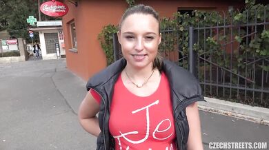 Nadržaná tehuľa berie kár nadoraz a potom prehĺta nálož mrdky