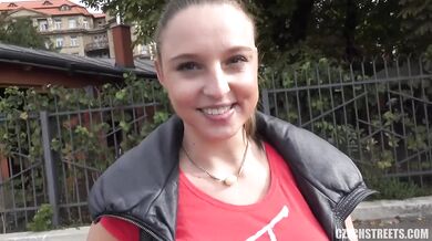 Nadržaná tehuľa berie kár nadoraz a potom prehĺta nálož mrdky