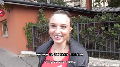 Nadržaná tehuľa berie kár nadoraz a potom prehĺta nálož mrdky