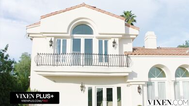 Johnny Sins si podal Kyler Quinn a hlboko jej prešiel všetky otvory v drsnom náreze