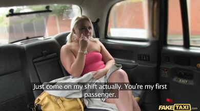 Táto kyprá blondína miluje hĺbkovú fajku a drsné oprcanie na zadnom sedadle