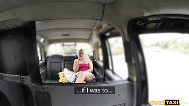 Táto kyprá blondína miluje hĺbkovú fajku a drsné oprcanie na zadnom sedadle