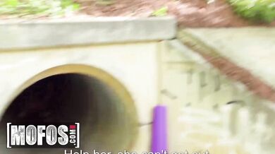 Divoká šukačka na ulici, kde sa táto dvojica nenasýtne vymrdá pred ľuďmi