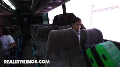 Ally a Lexi si nenechali nič dlžné a nechali si hlboko prejsť kundy v MHD