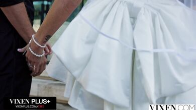 Addison Vodka vo svadobnom nenasýtne prehĺta kár a potom sa nechá drsne oprcať