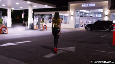 Anton Harden svojím čiernym károm roztiahne túto úzku piču