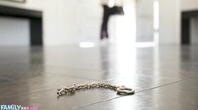 Drsný nárez pre Carlitu Ray ktorá miluje kár v kunde a jazyk v rozmrdanej riti