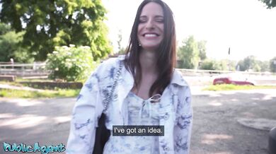 Táto česká mrdna sa nechala totálne rozmrdať vonku na tráve