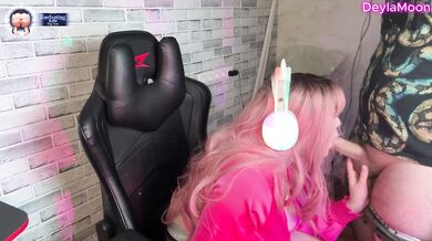 Táto streamerka si nechala hlboko prejsť hrdlo masívnym károm