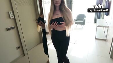 Táto prsatá blondínka zbalila cudzinca a nechala si totálne rozmrdať kundu