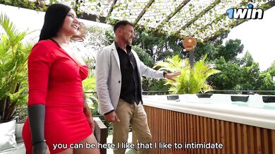 Táto sluta naskočila na agenta a nechala si totálne rozmrdať piču