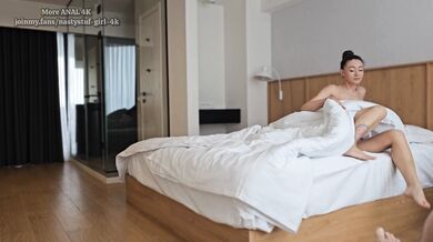 Ranné hĺbkové vymrdanie potetovaného zadočku tejto japonskej mrdny