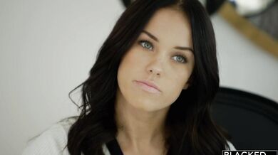 Sex v posteli so žhavou kočkou Megan Rain
