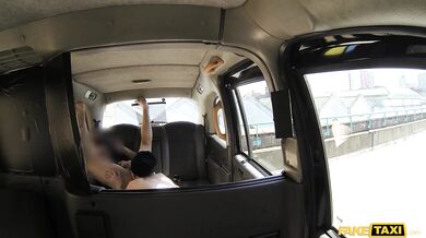 Táto britská kráska si nechala poriadne rozmrdať dierku