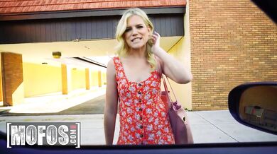 Charles Dera túto krásku na výlete totálne vytrestal a naložil jej mrdku do krku