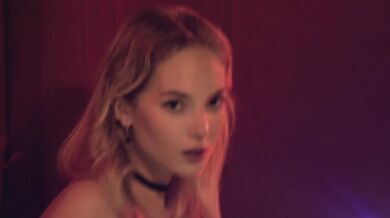 Bella Spark uteká z domu aby si v klube užila drsný nárez