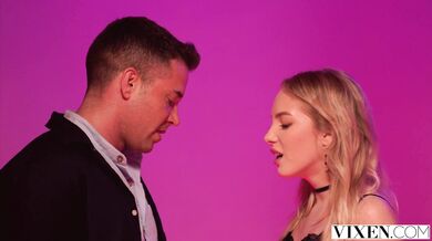 Bella Spark uteká z domu aby si v klube užila drsný nárez