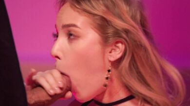 Bella Spark uteká z domu aby si v klube užila drsný nárez