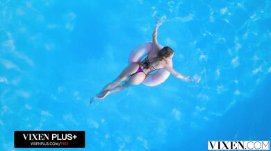 Bella Spark uteká z domu aby si v klube užila drsný nárez