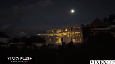 Bella Spark uteká z domu aby si v klube užila drsný nárez