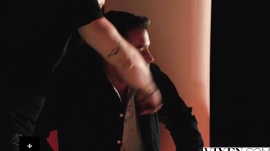 Bella Spark uteká z domu aby si v klube užila drsný nárez